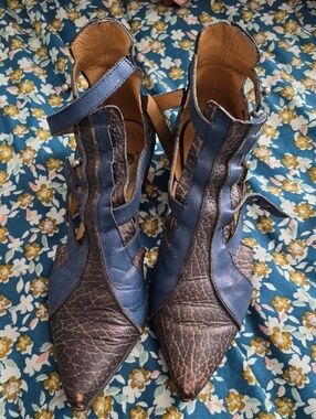 Fluevog Bekkie's Size 7 Women’s Blue Leather Pointed-Toe Heels